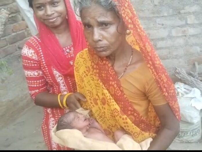 महिला के गोद में एक सुंदर बच्चा महिला के गोद में एक सुंदर बच्चा