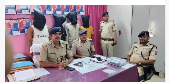 पुलिस गिरफ्त में आरोपी का फोटो