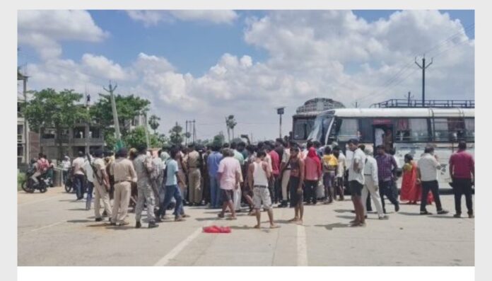 घटना से आक्रोशित परिजन सड़क जाम करते हुए घटना से आक्रोशित परिजन सड़क जाम करते हुए