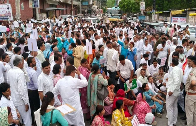 रेवाड़ी में स्वास्थ्य कर्मचारी प्रदर्शन करते हुए रेवाड़ी में स्वास्थ्य कर्मचारी प्रदर्शन करते हुए