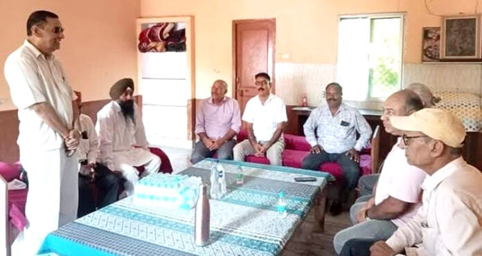 मोर्च पदाधिकारी बैठक में बातचीत करते हुए
