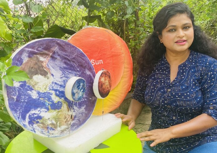 खगोलीय घटना की जानकारी देते हुए सारिका