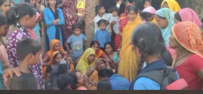 दरभंगा में मृतक के परिजन रोते हुए