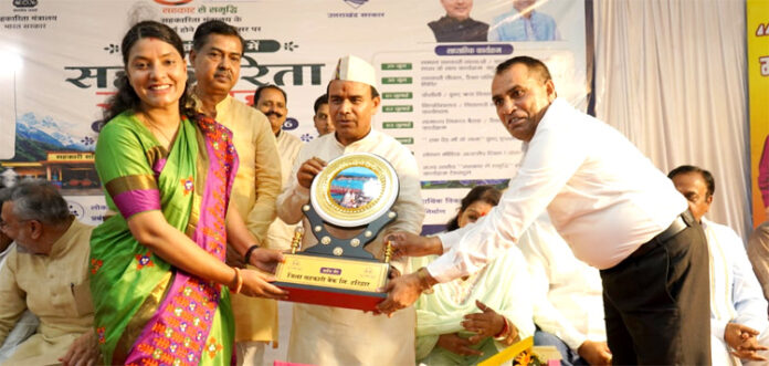 मंत्री धन सिंह को सम्मानित करते हुए