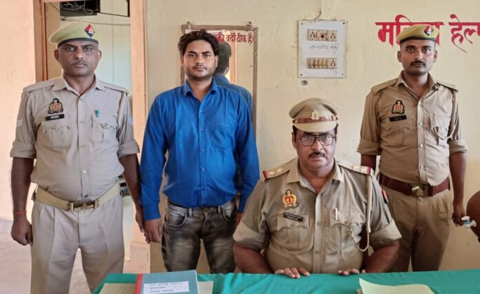 गिरफ्तार सरकारी शिक्षक के साथ पुलिस गिरफ्तार सरकारी शिक्षक के साथ पुलिस