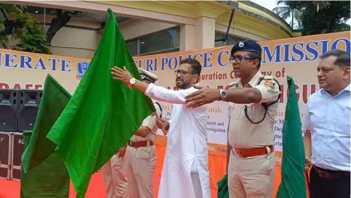 आधुनिक ट्रैफिक सेवा की शुरुआत करते मंत्री शंकर घोष