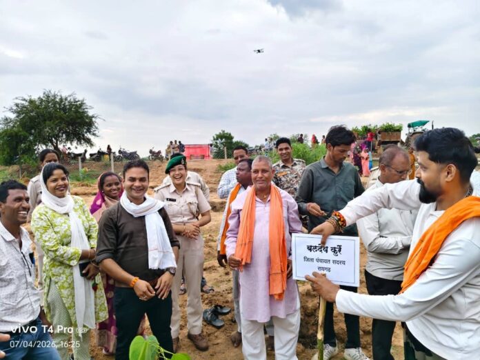वन महोत्सव में वृक्षारोपण करते हुए