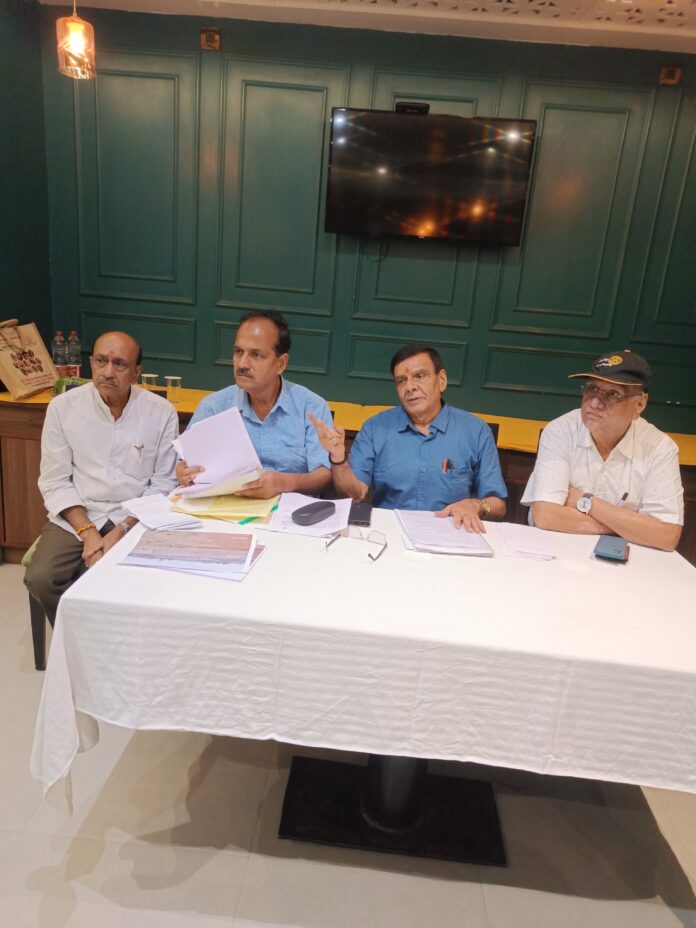 डॉक्टर डीपी शुक्ला प्रेस को संबोधित करते हुए डॉक्टर डीपी शुक्ला प्रेस को संबोधित करते हुए
