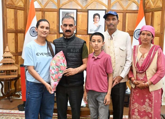मुख्यमंत्री सम्मानित करते हुए अपने नेताओं को
