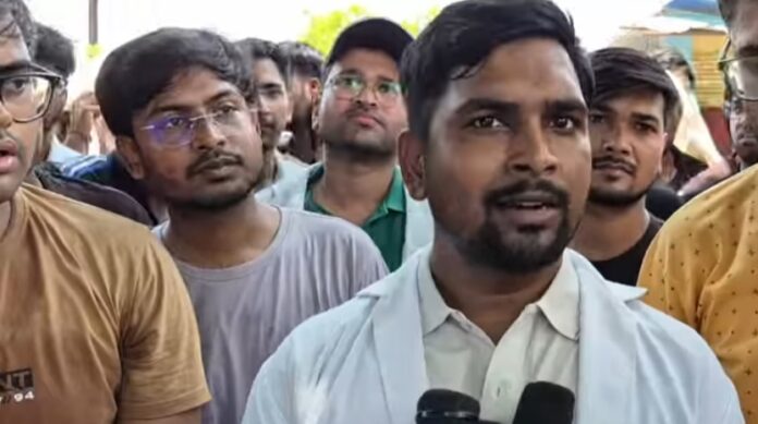 बिसुन्दरपुर छात्र धरना प्रदर्शन बिसुन्दरपुर छात्र धरना प्रदर्शन