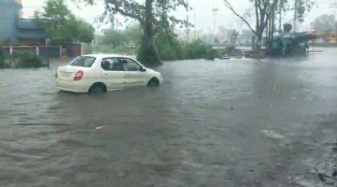 कुरुद सड़क पर पानी जमा होने से वाहन बंद