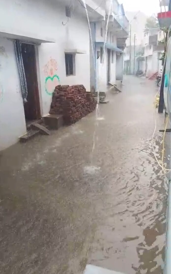 कुरुद वार्ड 10 में बरसाती पानी भर गया