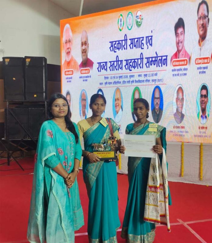 मुख्यमंत्री साय पंचक्की सम्मानित करते हुए मुख्यमंत्री साय पंचक्की सम्मानित करते हुए