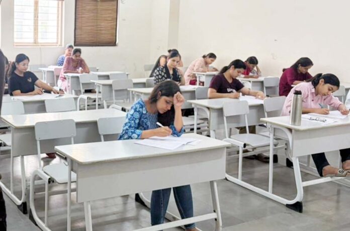 गुरुग्राम टीजीटी परीक्षा देते परीक्षार्थी