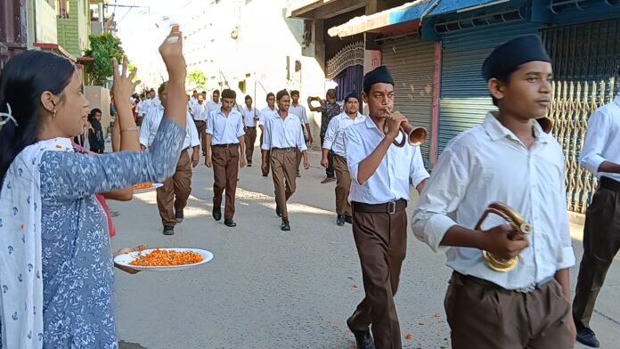 अररिया फोटो: युवतियां फूल वर्षा करती हुईं