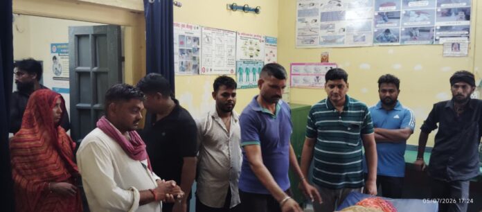 चुनार प्राथमिक स्वास्थ्य केंद्र में मृतका के परिजन व स्थानीय लोग