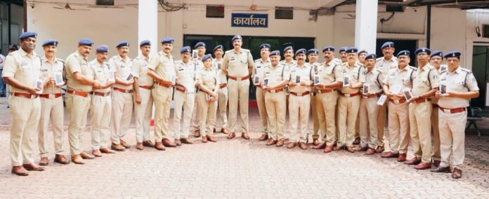 पुलिस कमिश्नर डॉ. संजीव शुक्ला विवेचकों को मोबाइल वितरित करते हुए