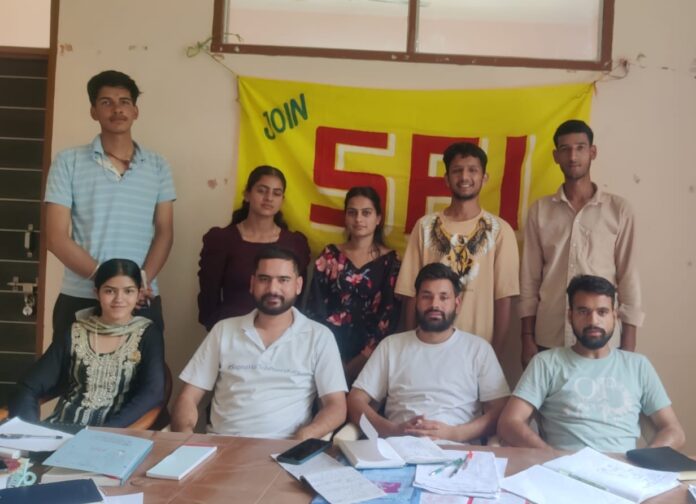 एसएफआई कार्यकर्ता बैठक के दौरान विरोध प्रदर्शन करते हैं एसएफआई कार्यकर्ता बैठक के दौरान विरोध प्रदर्शन करते हैं