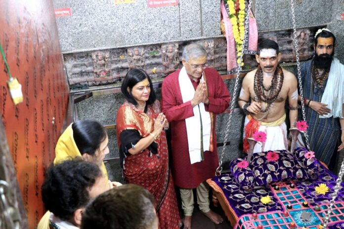 मुख्य निर्वाचन आयुक्त ओंकारेश्वर मंदिर पूजन करते हुए मुख्य निर्वाचन आयुक्त ओंकारेश्वर मंदिर पूजन करते हुए