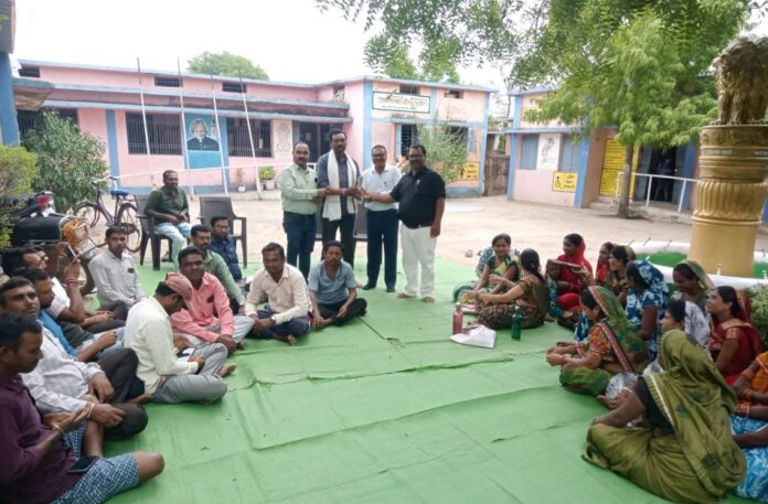 शिक्षक सम्मान स्कूल स्टाफ की तस्वीर