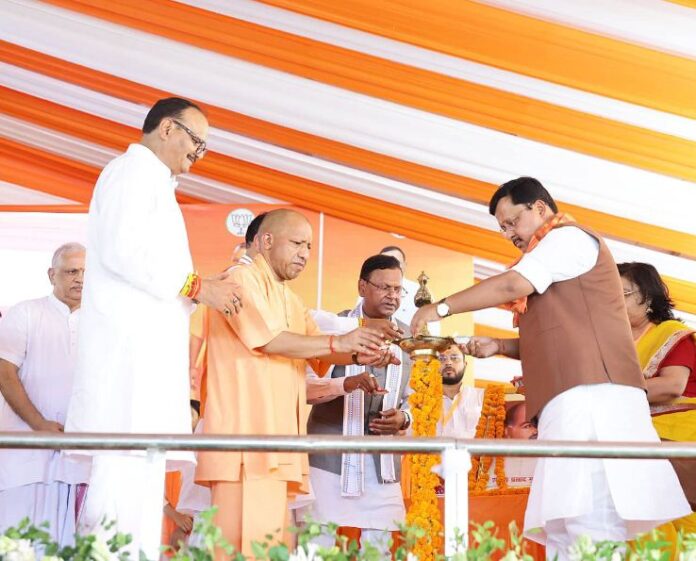 योगी आदित्यनाथ दीप जलाते हुए