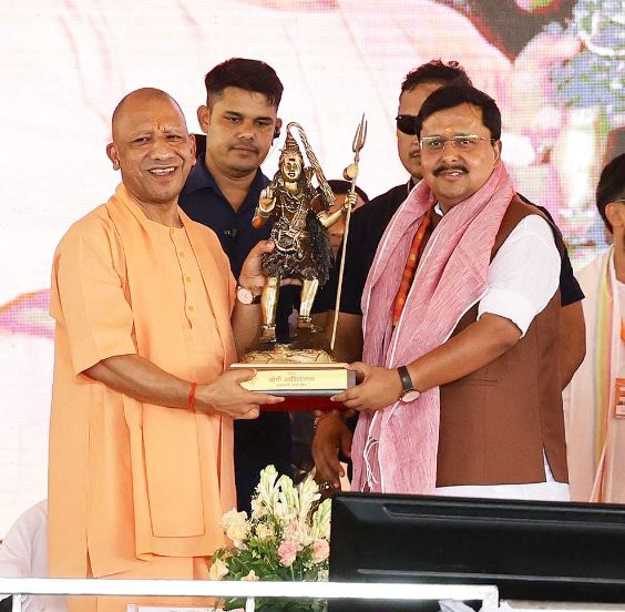 योगी आदित्यनाथ नितिन नवीन का स्वागत योगी आदित्यनाथ नितिन नवीन का स्वागत