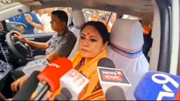 मंत्री अग्निमित्र पाल से बातचीत करते पत्रकार मंत्री अग्निमित्र पाल से बातचीत करते पत्रकार