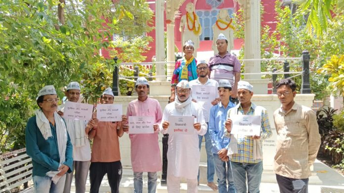 आम आदमी पार्टी के कार्यकर्ताओं की प्रार्थना सभा में आम आदमी पार्टी के कार्यकर्ताओं की प्रार्थना सभा में