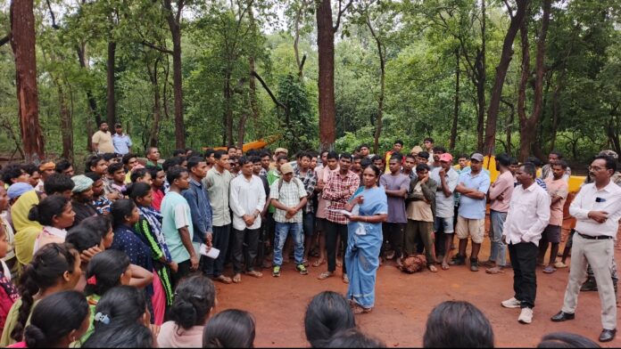 सांसद जोबा मांझी की मुलाकात दुबिल माइंस आंदोलनकारियों के साथ सांसद जोबा मांझी की मुलाकात दुबिल माइंस आंदोलनकारियों के साथ