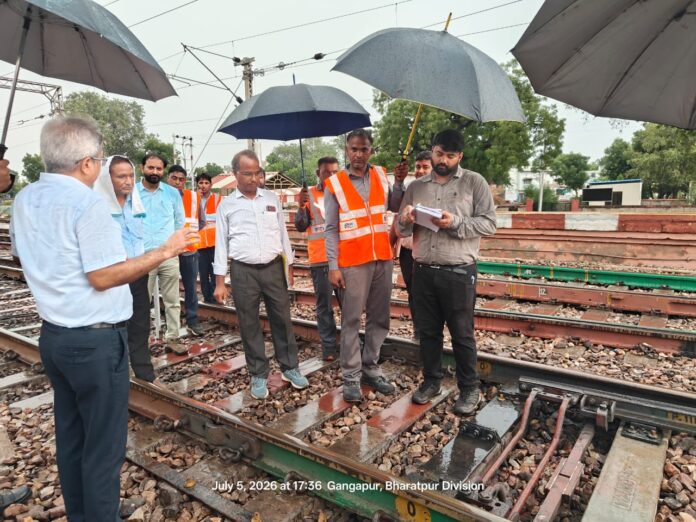 डीआरएम कोटा ने किया रेलखंड निरीक्षण डीआरएम कोटा ने किया रेलखंड निरीक्षण