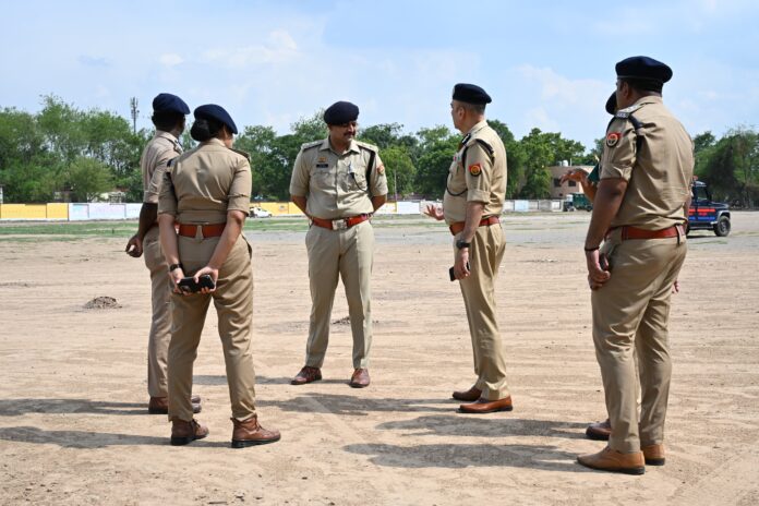 एडीजी जनसभा स्थल का जायजा लेते हुए