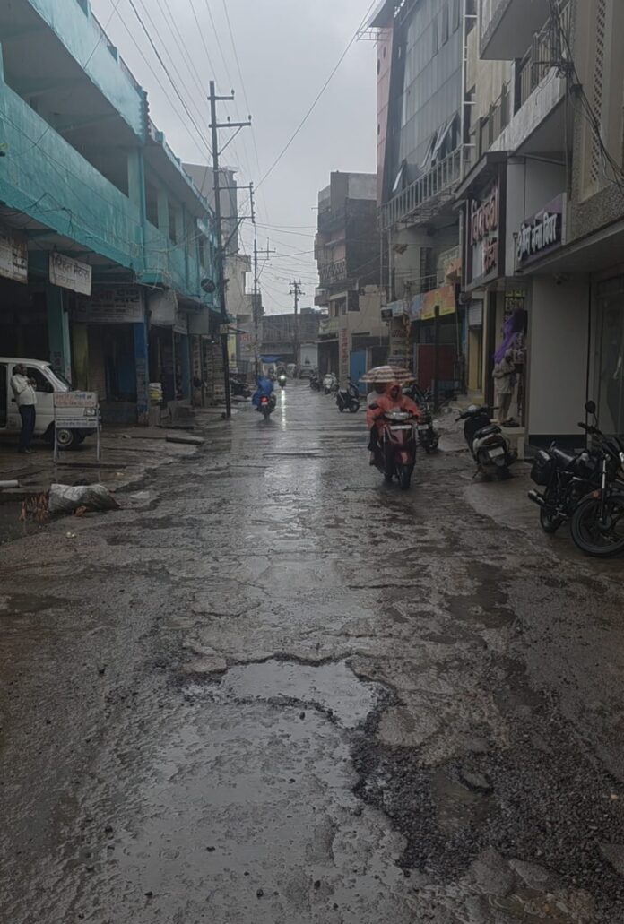 आमापारा वार्ड की गली जहां पहले घंटे भर की बारिश में गली में पानी जमा हो जाता था। आमापारा वार्ड की गली जहां पहले घंटे भर की बारिश में गली में पानी जमा हो जाता था।