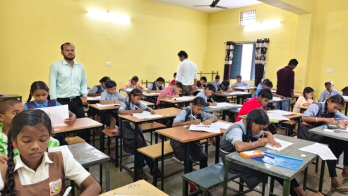 प्रवेश परीक्षा देते हुए विद्यार्थी की तस्वीर प्रवेश परीक्षा देते हुए विद्यार्थी की तस्वीर