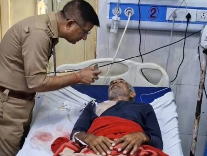बीमारों का हाल जानने पहुंचे पुलिस बीमारों का हाल जानने पहुंचे पुलिस