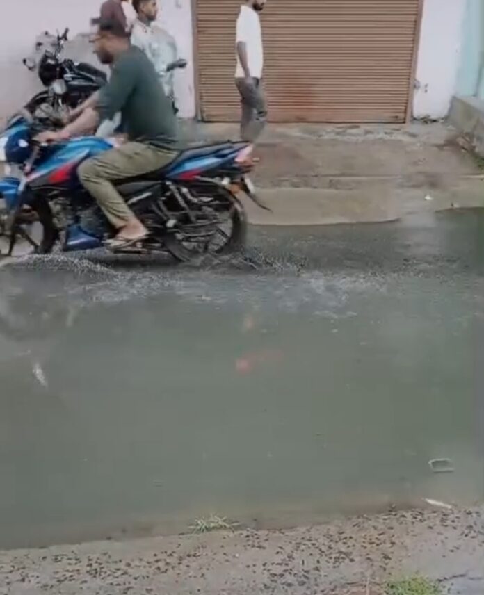 सड़कों पर गंदा पानी की समस्या सड़कों पर गंदा पानी की समस्या