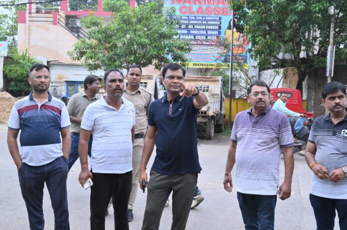 जबलपुर कमिश्नर चालान करते हुए