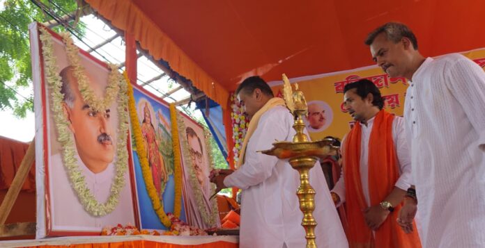 श्यामा प्रसाद मुखर्जी को श्रद्धांजलि देते शुभेंदु अधिकारी श्यामा प्रसाद मुखर्जी को श्रद्धांजलि देते शुभेंदु अधिकारी