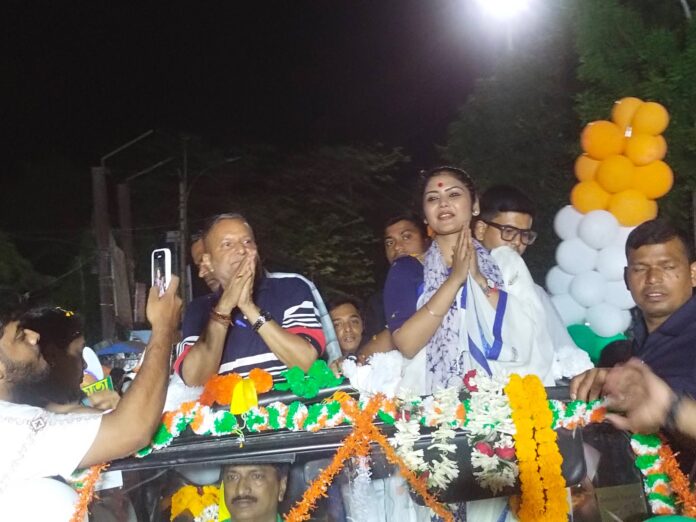 सायोनी घोष रोड शो में लोगों का अभिवादन करती