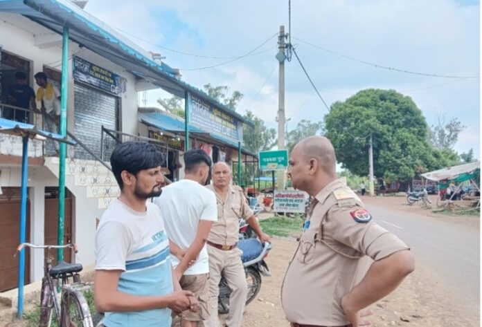 पीड़ित से पुलिस पूछताछ करती पुलिसकर्मियां पीड़ित से पुलिस पूछताछ करती पुलिसकर्मियां