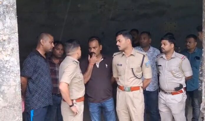 घटनास्थल पर अधिकारी की प्रतिक्रिया का इंतजार