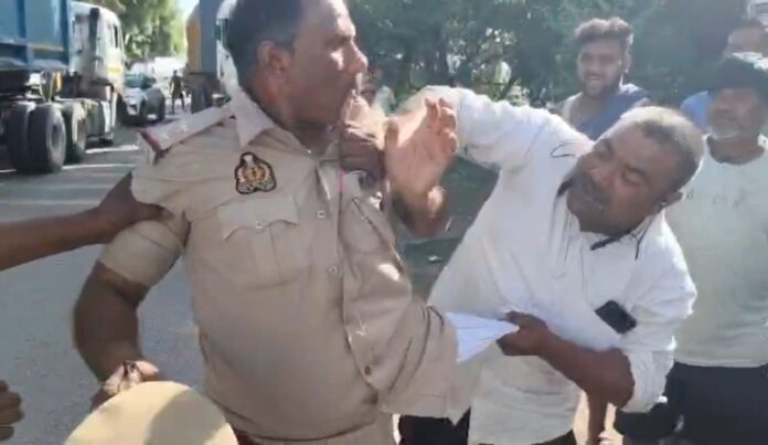 बीच सड़क पर पुलिस को पीटते दिखे चालक बीच सड़क पर पुलिस को पीटते दिखे चालक