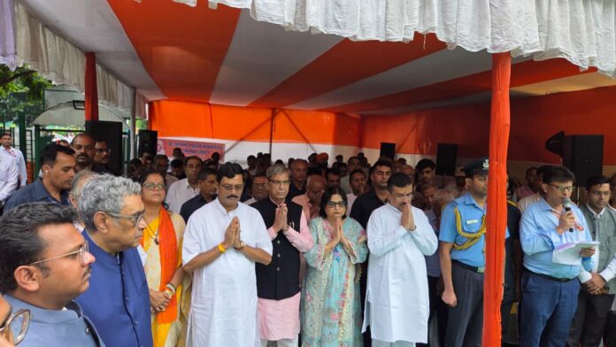 भाजपा नेता श्रद्धांजलि देते हैं भाजपा नेता श्रद्धांजलि देते हैं