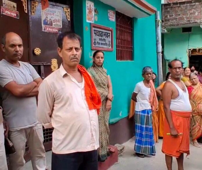 भीड़ के बीच सुरक्षा बलों की तैनाती भीड़ के बीच सुरक्षा बलों की तैनाती