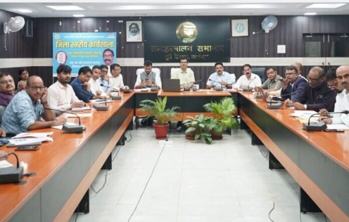 बैठक करते उपायुक्त राजीव रंजन