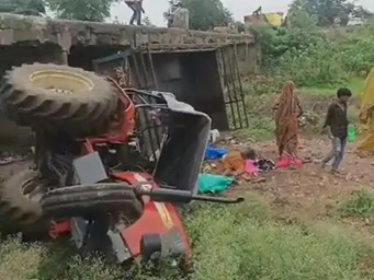 मजदूरों से भरी ट्रैक्टर-ट्रॉली मजदूरों से भरी ट्रैक्टर-ट्रॉली