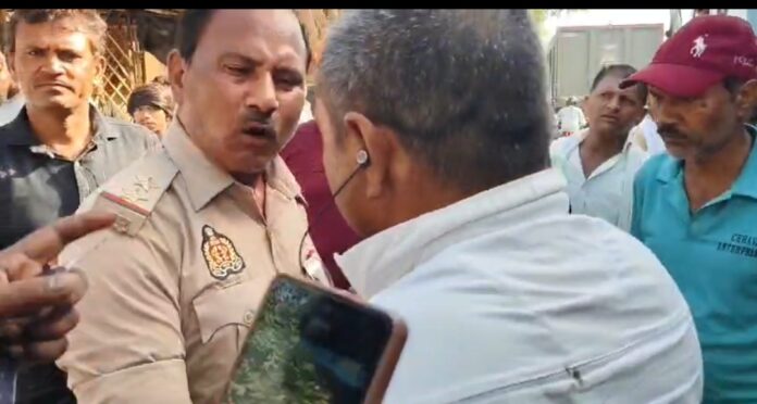 दरोगा का वीडियो वायरल हुआ सड़क पर पिटाई दरोगा का वीडियो वायरल हुआ सड़क पर पिटाई