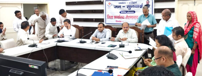 डीएम मयूर दीक्षित जनसुवाई में डीएम मयूर दीक्षित जनसुवाई में