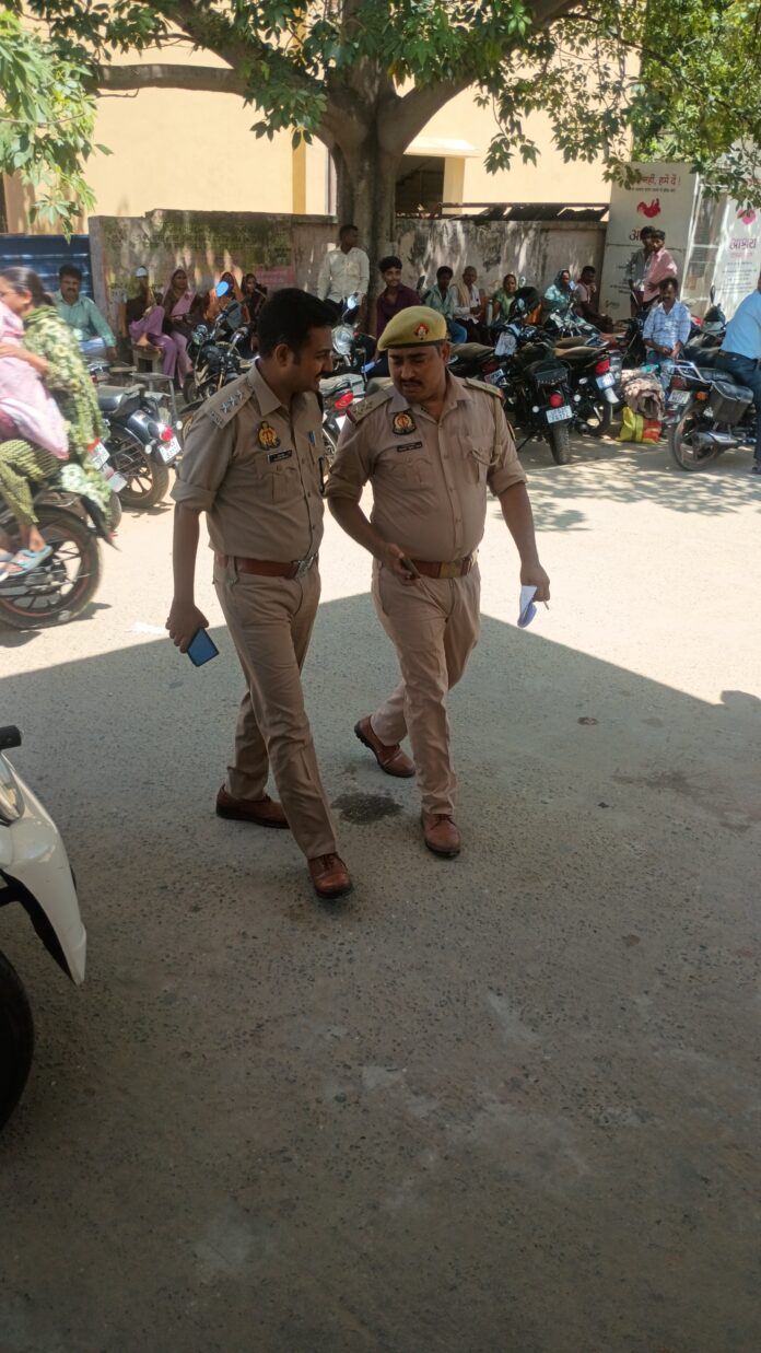 सीओ घटनास्थल पर पहुंचे पुलिसकर्मियों का हालचाल जानने के लिए