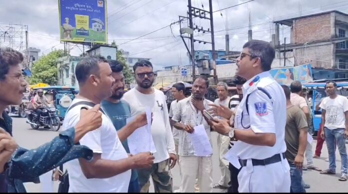 ट्रैफिक पुलिस अधिकारी सिटी ऑटो चालकों से बात करते हैं ट्रैफिक पुलिस अधिकारी सिटी ऑटो चालकों से बात करते हैं