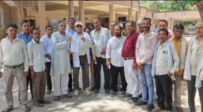 कलेक्ट्रेट में गल्ला व्यापारी प्रदर्शन कलेक्ट्रेट में गल्ला व्यापारी प्रदर्शन